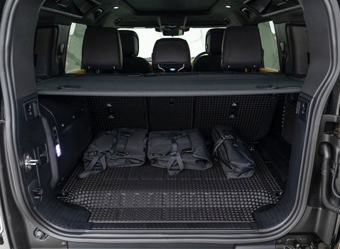Land Rover Defender 110 X P400e 29