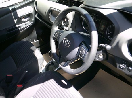 Toyota Yaris VVT-I ICON TECH ONLY 16,000 MILES FROM NEW 3