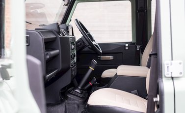 Land Rover Defender 110 Heritage Station Wagon 17