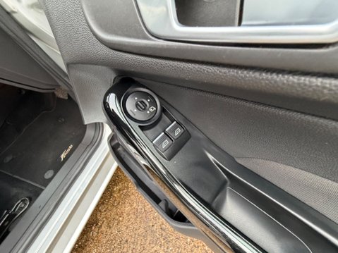 Ford Fiesta TITANIUM - AUTOMATIC 11