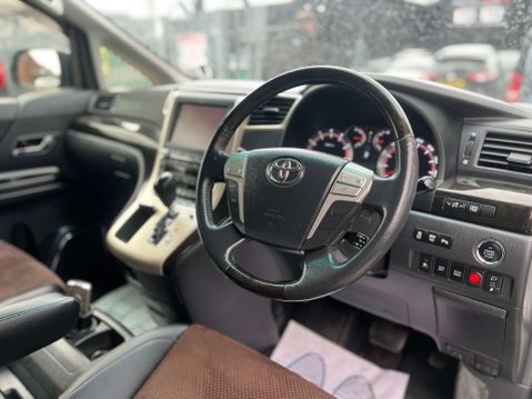 Toyota Alphard GOLDEN EYES II V6 24