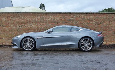Aston Martin Vanquish 8