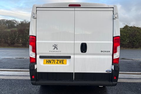 Peugeot Boxer 333 L1 H1 120 ps BlueHdi Professional - Sat Nav & Air Con 12