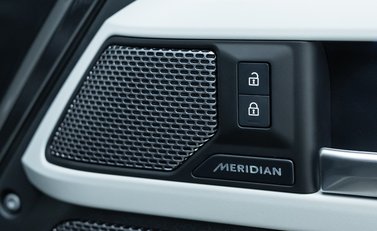 Land Rover Defender 110 D300 X-Dynamic HSE 24
