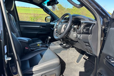 Toyota Hilux Invincible X 4WD 2.8 D-4D Double Cab Pickup - Hardtop Canopy 17