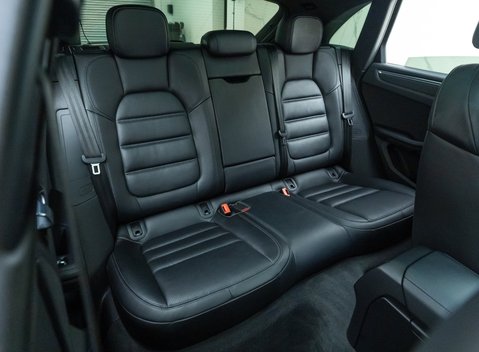 Porsche Macan TURBO 16