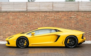 Lamborghini Aventador LP700-4 2