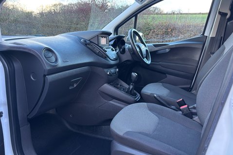 Ford Transit Courier Base Ecoboost 100 ps with Air Con / Rear Sensors 17