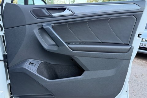 Volkswagen Tiguan R-LINE TECH TDI 4MOTION DSG -TOWBAR -ELECTRIC TAILGATE -KEYLESS -CARPLAY 37