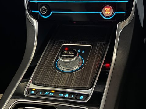 Jaguar XF V6 S 16