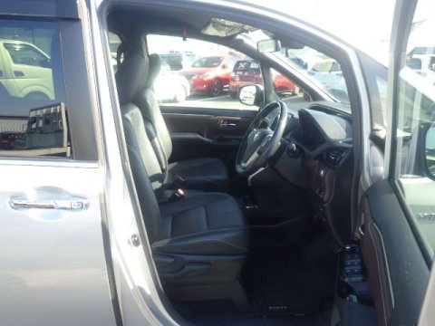 Toyota Voxy ESQUIRE VOXY HYBRID 1.8 PETROL 7 SEATER FRESH IMPORT 5