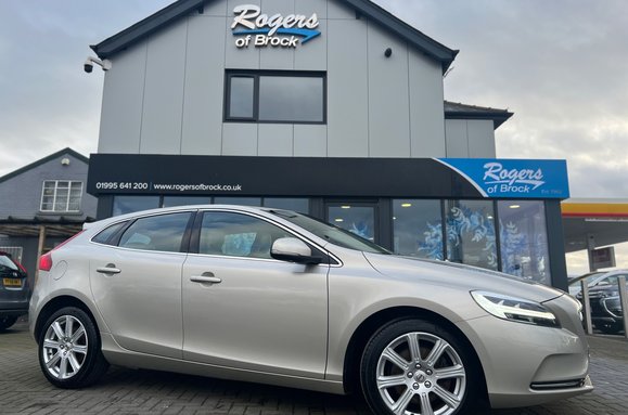 Volvo V40 2.0 T3 INSCRIPTION 2