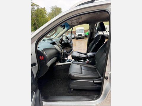 Nissan Navara 2.3 dCi Tekna Pickup Double Cab 4dr Diesel Auto 4WD Euro 6 (190 ps) 36