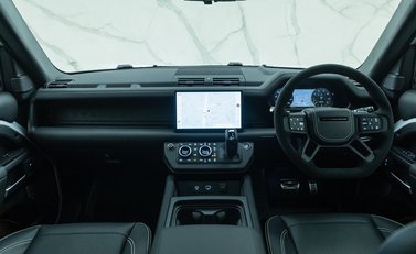 Land Rover Defender 90 V8 P525 URBAN 21