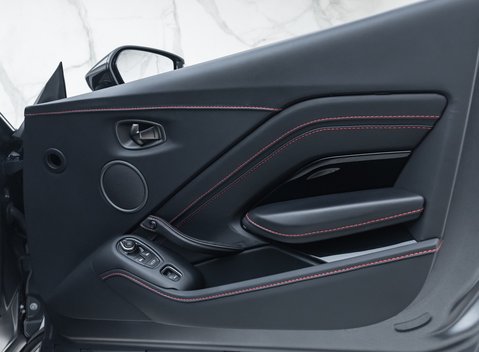 Aston Martin V8 Vantage ROADSTER 29