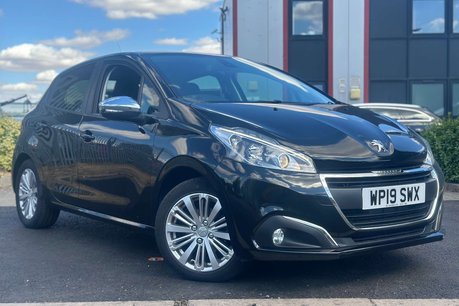 Peugeot 208 1.2 PureTech Signature Hatchback 5dr Petrol Manual Euro 6 (s/s) (82 ps)