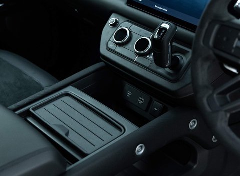 Land Rover Defender 90 V8 Bond Edition 21