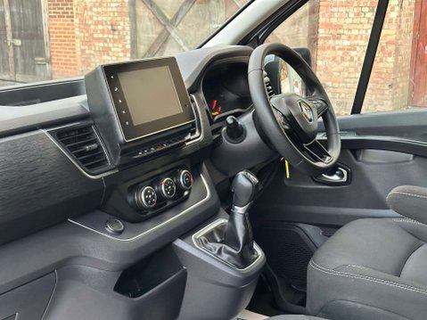 Renault Trafic 2.0 dCi LL30 Advance EDC L2 H1 Euro 6 (s/s) 5dr (9 Seat) 17