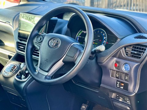 Toyota Noah Hybird 7 Seaters 3