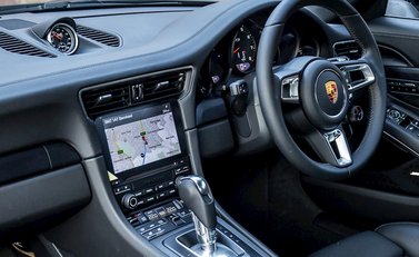 Porsche 911 Targa 4 GTS (991.2) 17