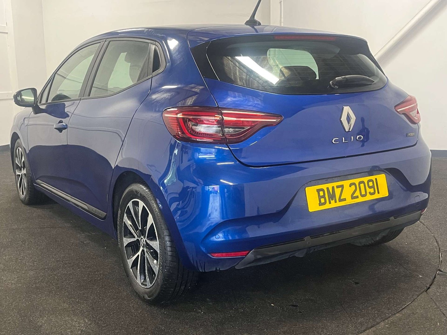 2023 Renault Clio — image 2