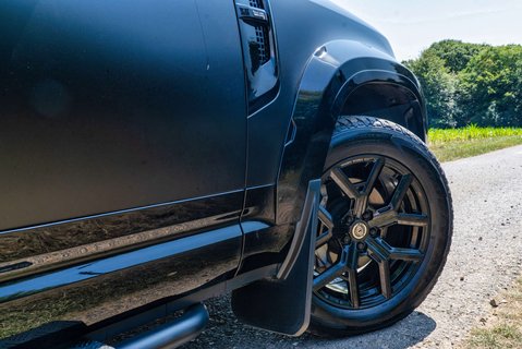 Land Rover Defender D300 HSE HardTop 6