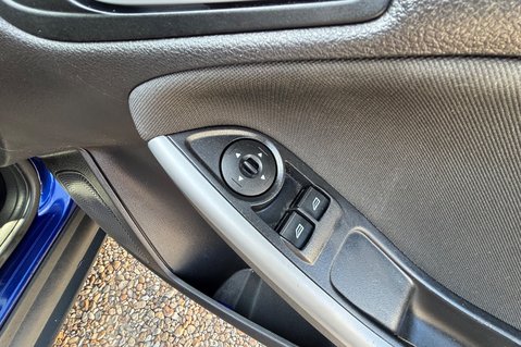 Ford Focus ZETEC 125BHP…1 PREVIOUS OWNER.. 8 MAIN DEALER SERVICES.. SAT NAV..BLUETOOTH 24