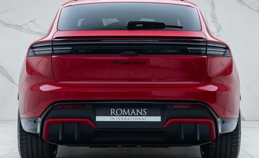 Porsche Macan GTS Electric 8
