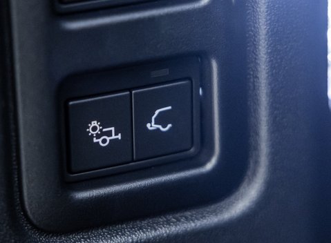 Land Rover Defender 110 OCTA Black 32