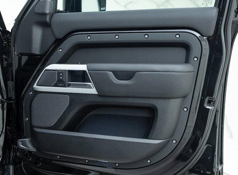 Land Rover Defender 110 D300 Hard Top X-Dynamic HSE 16