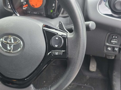 Toyota Aygo 1.0 VVT-i x-play Hatchback 5dr Petrol x-shift Euro 6 (Safety Sense) (71 ps) 33
