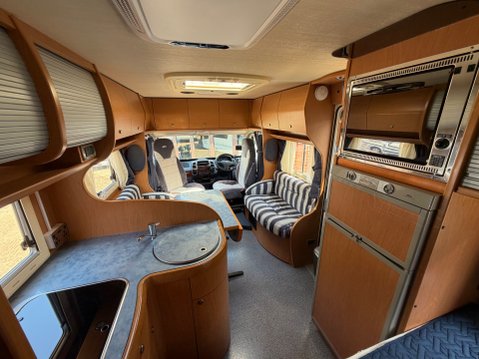 Laika Evovip R718 FIXED BED 4 BERTH LOW PROFILE COACH BUILT MOTORHOME 15