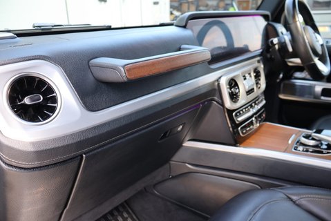 Mercedes-Benz G Series 2109 G 350 D 4MATIC AMG LINE PREMIUM MATT BLACK WRAPP 22
