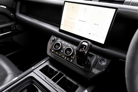 Land Rover Defender 90 V8. PLUMB BODYKIT. URBAN WHEELS. CARBON FIBRE INTERIOR. 12