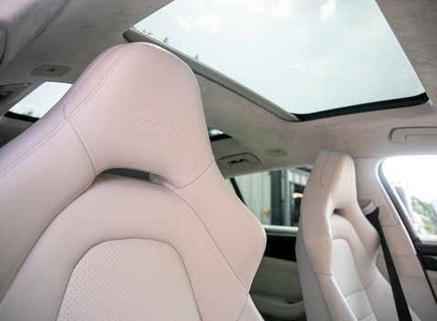 Porsche Panamera Turbo Sport Turismo 17