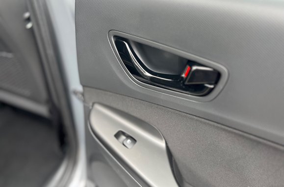 Hyundai KONA 1.6 h GDI PREMIUM AUTO PETROL HYBRID 32