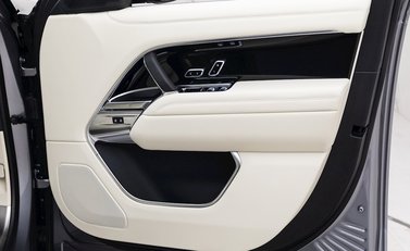 Land Rover Range Rover P400 HSE 22