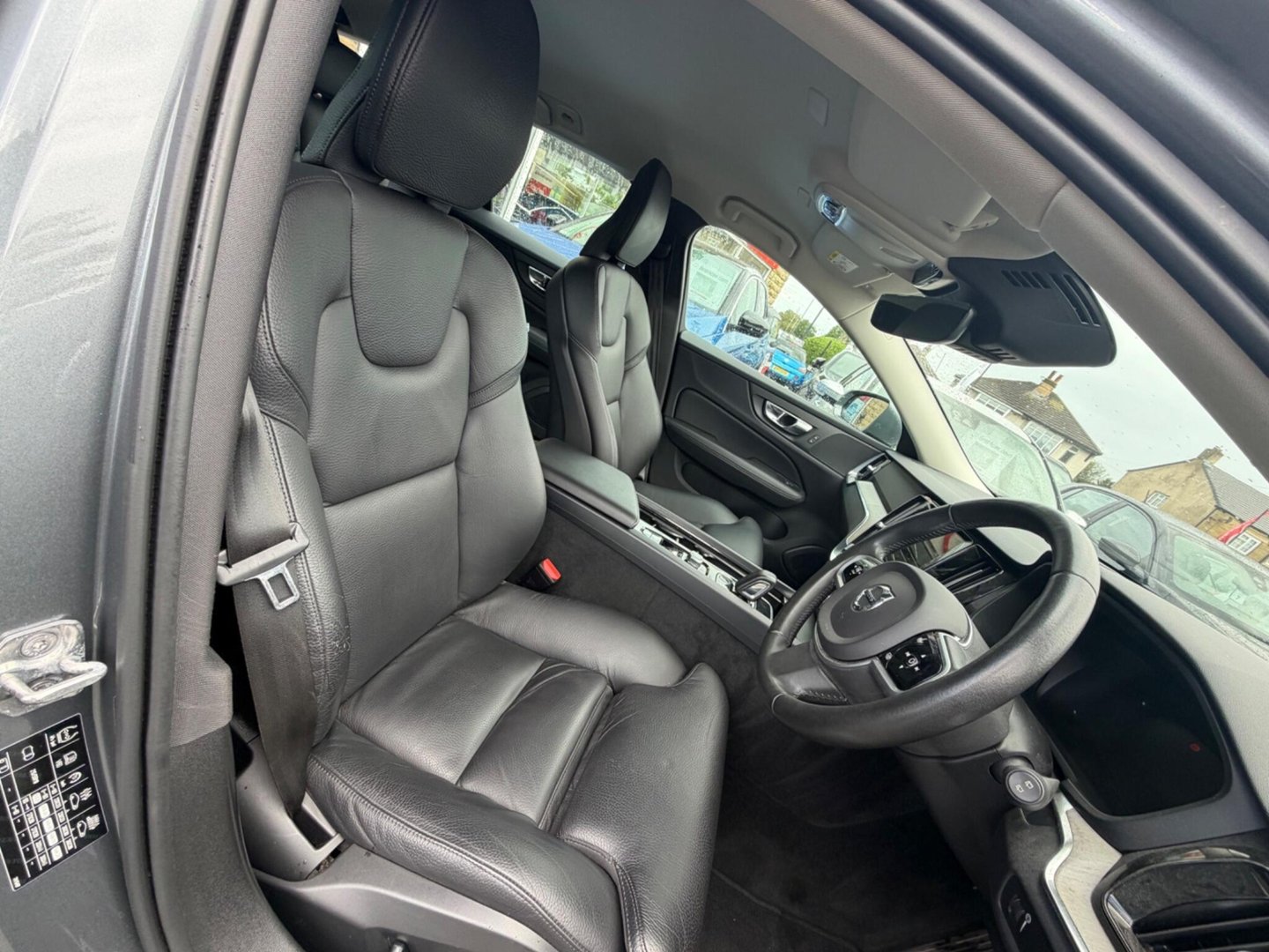 2021 Volvo V60 — image 5