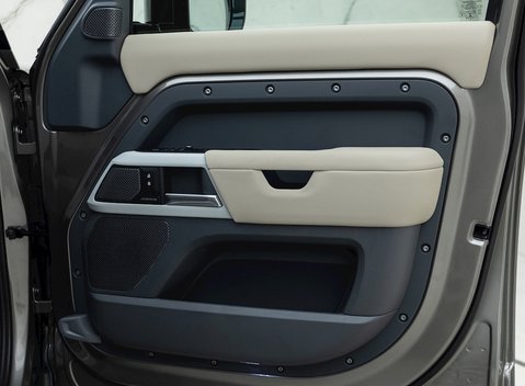 Land Rover Defender 110 XS Edition P400 23