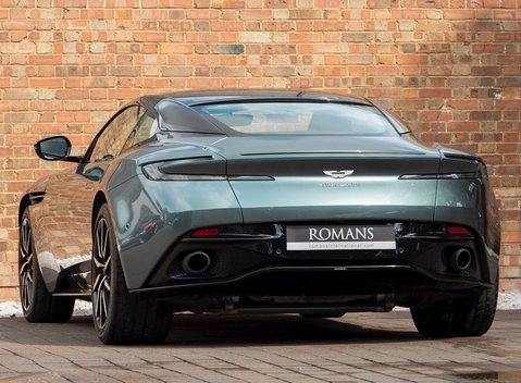 Aston Martin DB11 V8 3