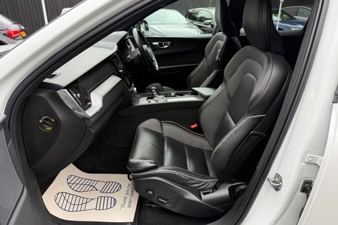 Volvo XC60 B4 R-DESIGN PRO AWD - 22 INCH ALLOY WHEELS - CRYSTAL WHITE PAINT 4