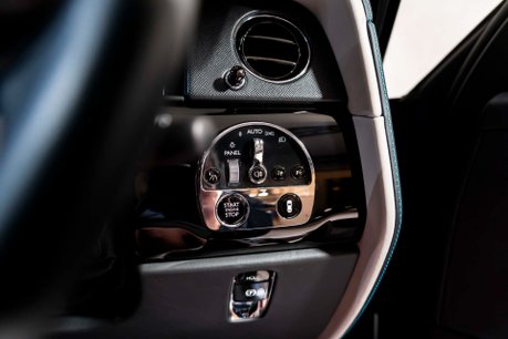 Rolls-Royce Cullinan V12. DYNAMIC PACKAGE. ACTIVE CRUISE. SHOOTING STAR HEADLINER. HUD 72