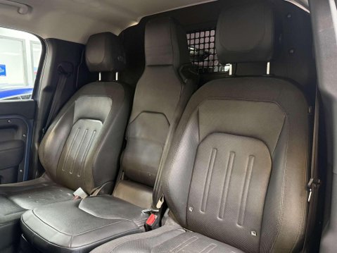 Land Rover Defender 3.0 D250 MHEV SE Hard Top SUV 5dr Diesel Auto 4WD MWB Euro 6 (s/s) (250 ps) 32