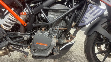 KTM Duke 2018 26K RUNNING PROJECT BIKE SPARES OR REPAIR 125CC NAKED 18
