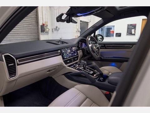 Porsche Cayenne 3.0 V6 E-Hybrid 17.9kWh Platinum Edition TiptronicS 4WD Euro 6 (s/s) 5dr (3 67