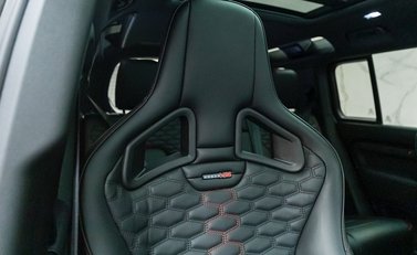 Land Rover Defender 110 V8 P525 URBAN XRS 12