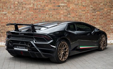 Lamborghini Huracan LP640-4 Performante 7