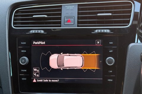 Volkswagen Golf GTI PERFORMANCE TSI DSG - PANORAMIC SUNROOF  48