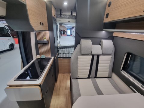 Pilote V633M Evidence 2026 MODEL SHOW VAN 3