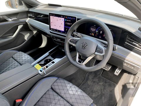 Volkswagen Passat 1.5 TSI eHybrid 19.7kWh R-Line Estate 5dr Petrol Plug-in Hybrid DSG Euro 6 12